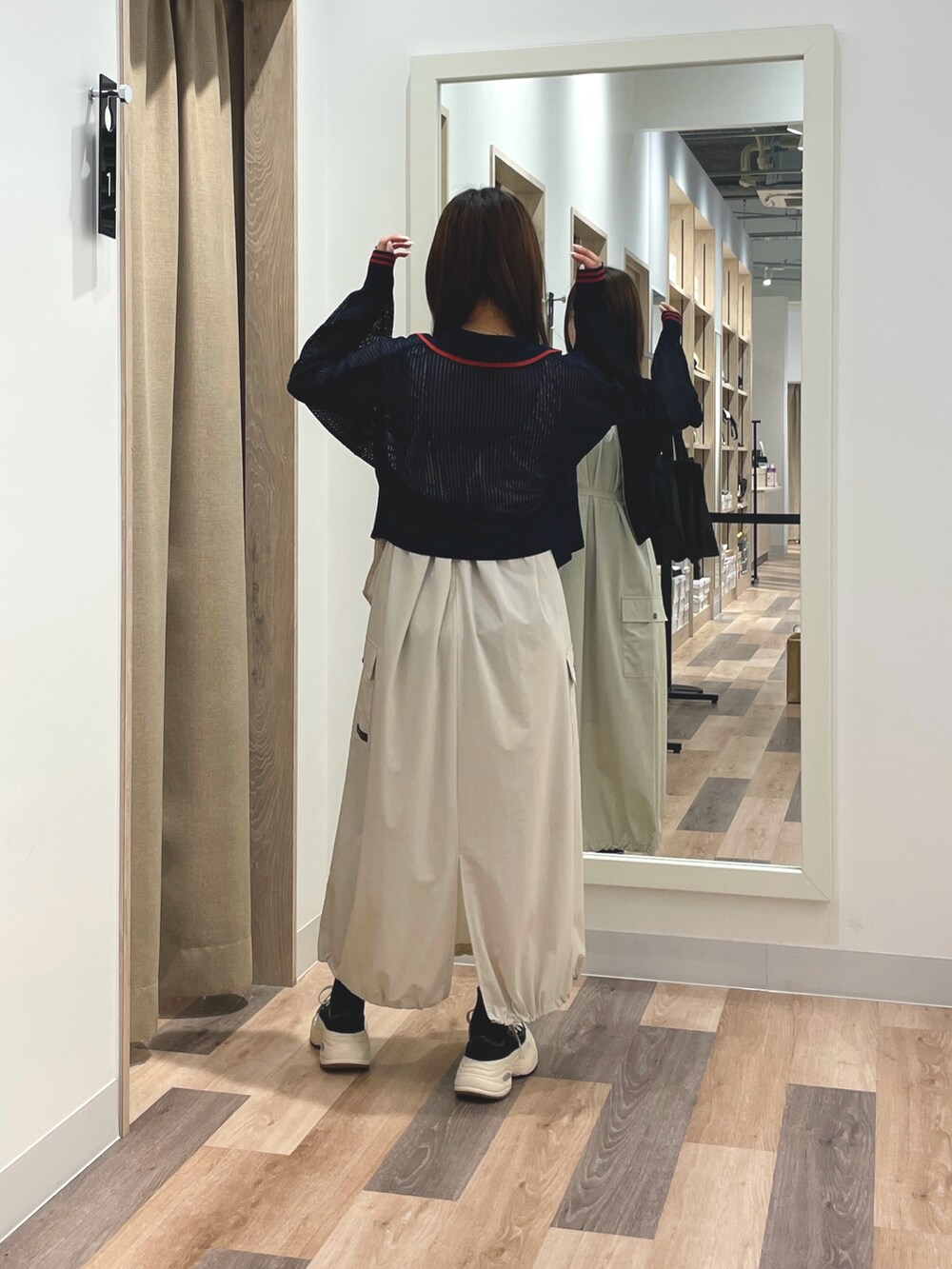 ホワイト系のワンピース、ブルー系のカーディガン/ボレロを着用したレディースの夏コーディネートの3枚目の写真