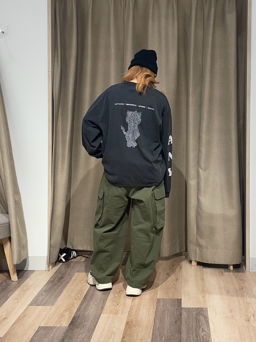 ブラック系のTシャツ/カットソー、グリーン系のカーゴパンツを着用したレディースの夏コーディネートの3枚目の写真