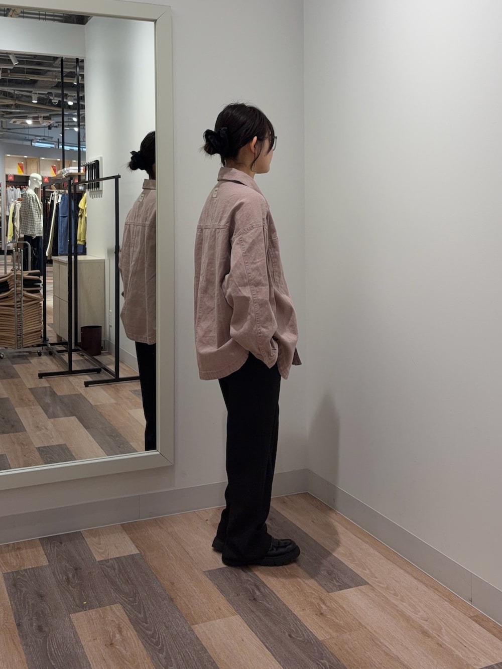 ピンク系のシャツ/ブラウス、ブラック系のその他パンツを着用したレディースの春コーディネートの2枚目の写真