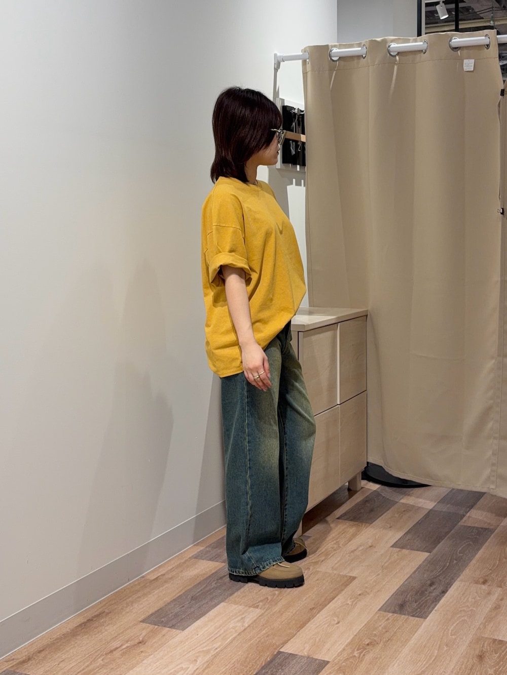イエロー系のTシャツ/カットソー、ブルー系のデニムパンツを着用したレディースの春コーディネートの2枚目の写真