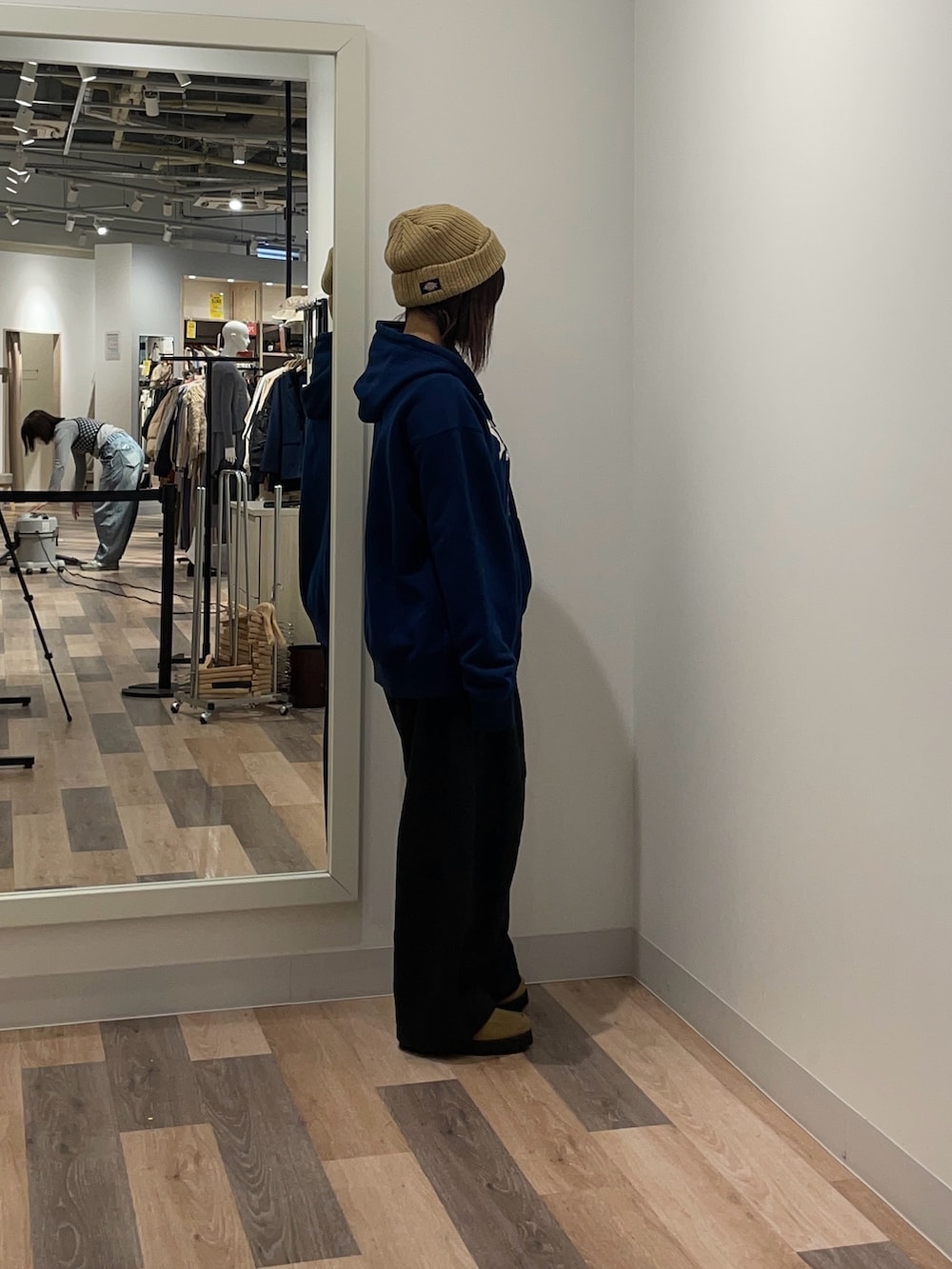 ブルー系のパーカー、ブラック系のスラックスを着用したレディースの冬コーディネートの2枚目の写真