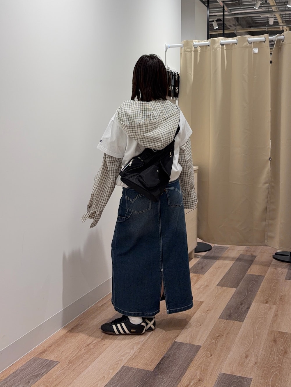 ホワイト系のTシャツ/カットソー、ホワイト系のシャツ/ブラウス、ブルー系のスカートを着用したレディースの春コーディネートの3枚目の写真