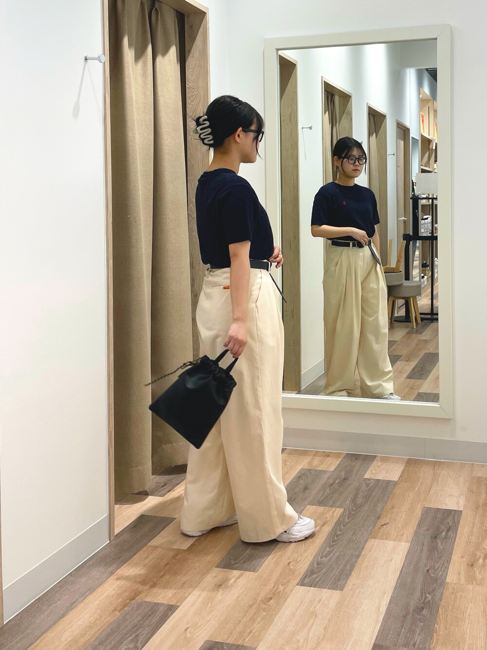 「カジュアル、チノパン、サマーニット、CPCM、スニーカー、ネイビー、めがね」｜「U.S. POLO ASSN.の半袖ケーブルニット（ニット/セーター、ブルー系）」を使った、みおさん（骨格ストレート・レディース・155cm）の夏コーディネートの2枚目の写真