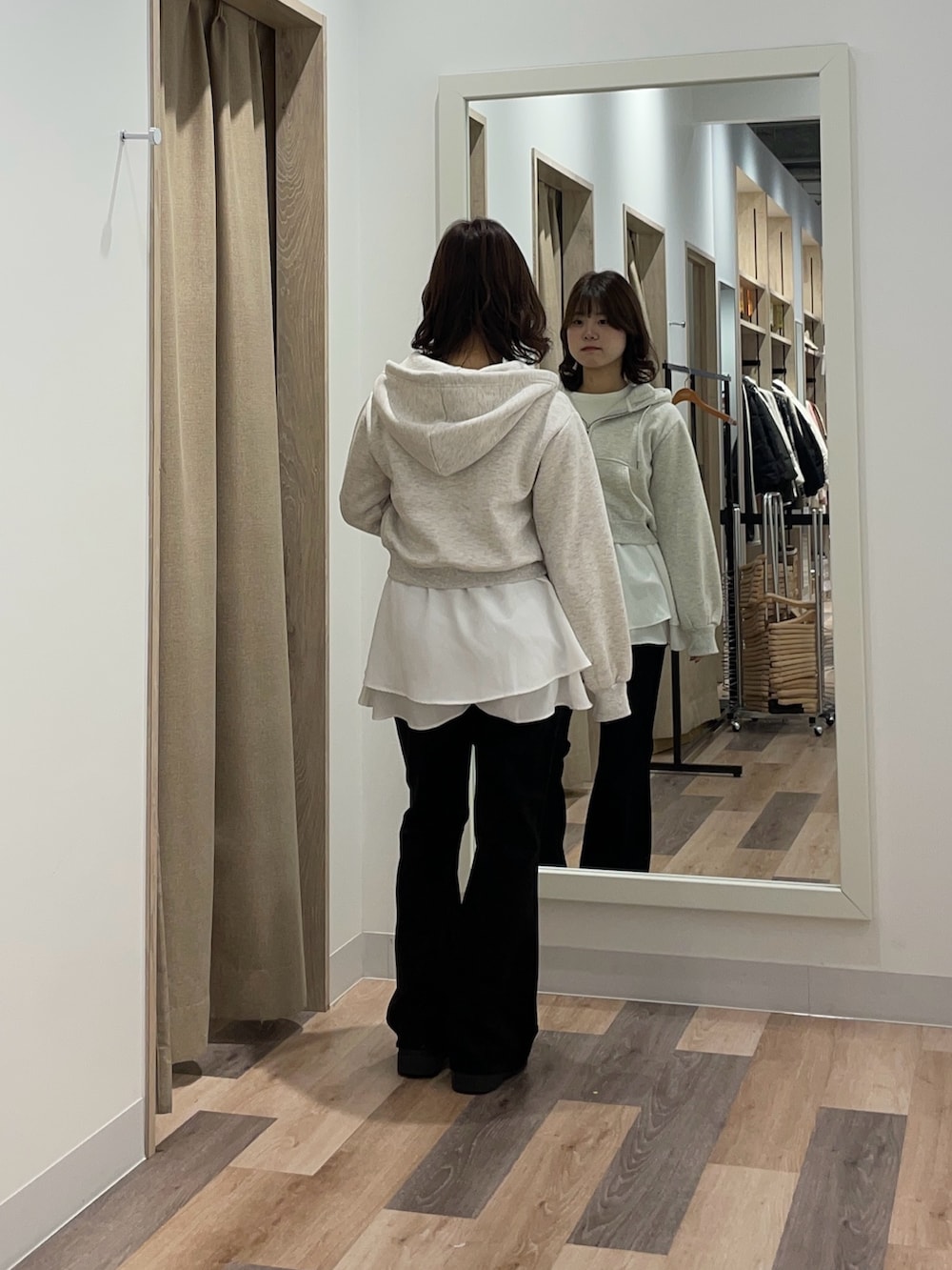 グレー系のパーカー、ホワイト系のTシャツ/カットソー、ブラック系のその他パンツを着用したレディースの冬コーディネートの3枚目の写真