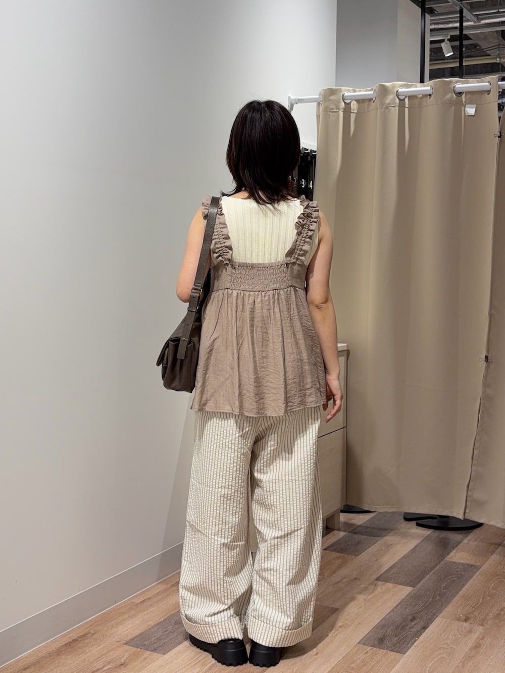 ホワイト系のその他パンツ、ベージュ系のワンピース、ブラウン系のトートバッグを着用したレディースの夏コーディネートの3枚目の写真