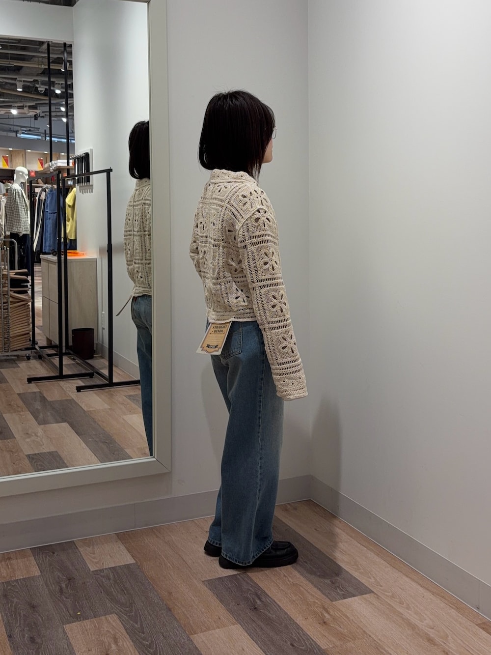 ホワイト系のシャツ/ブラウス、ブルー系のデニムパンツを着用したレディースの春コーディネートの2枚目の写真