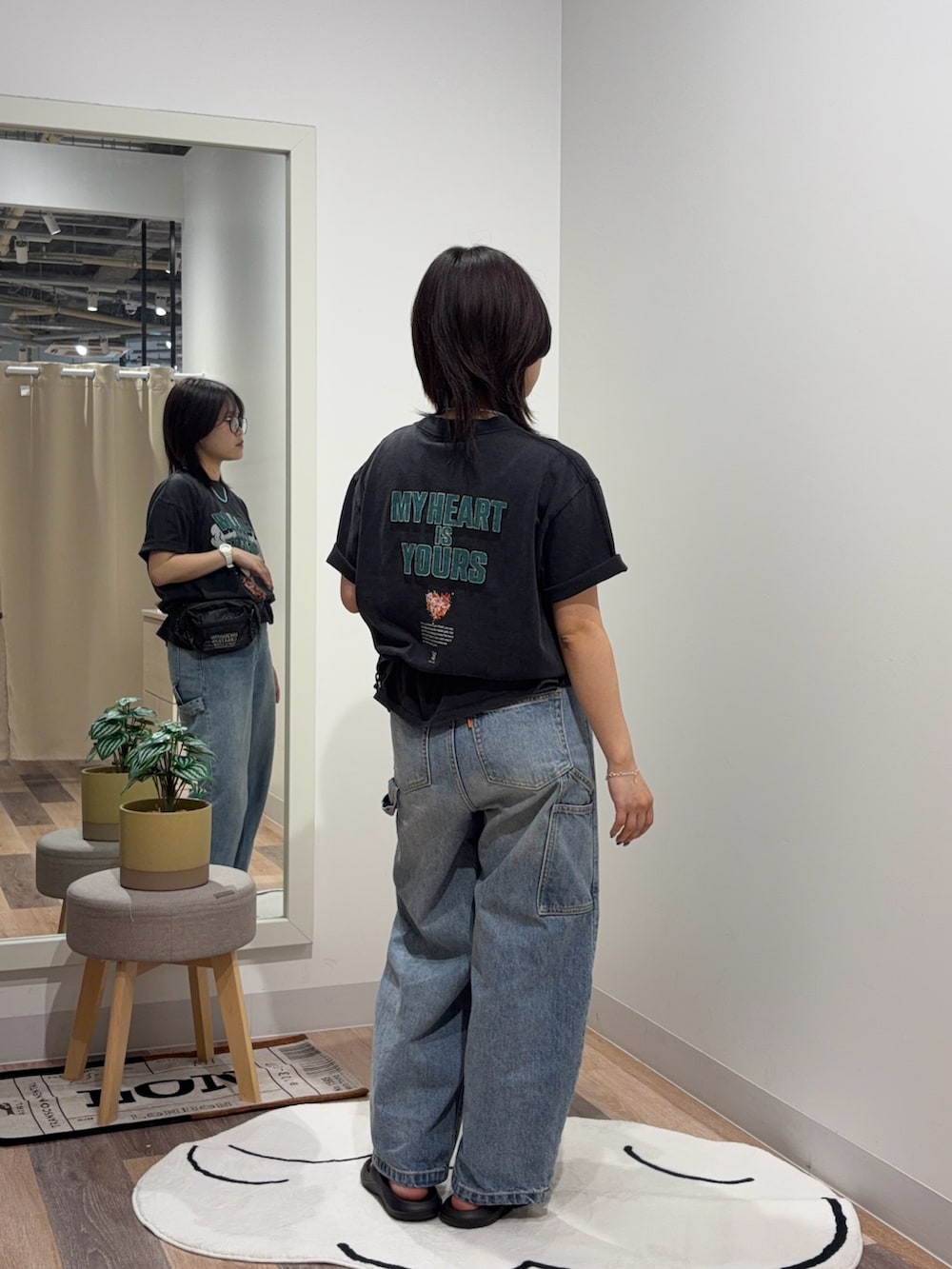 グレー系のTシャツ/カットソー、ブルー系のデニムパンツを着用したレディースの夏コーディネートの3枚目の写真