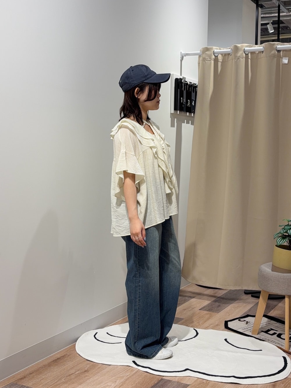 ホワイト系のシャツ/ブラウス、ブルー系のその他パンツ、ホワイト系のキャミソールを着用したレディースの夏コーディネートの2枚目の写真