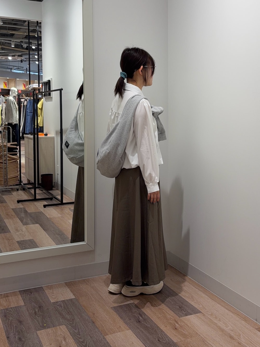 ベージュ系のスカート、ホワイト系のシャツ/ブラウスを着用したレディースの春コーディネートの2枚目の写真