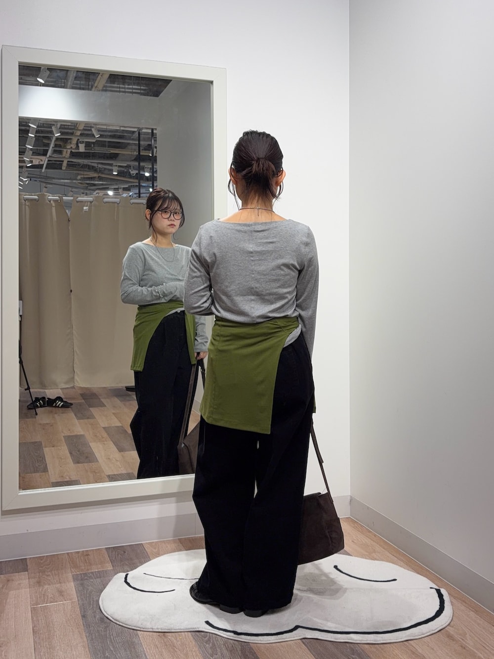 グレー系のTシャツ/カットソー、グリーン系のTシャツ/カットソー、ブラック系のセットアップを着用したレディースの秋コーディネートの3枚目の写真