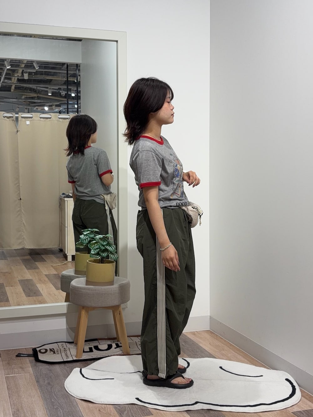 グレー系のTシャツ/カットソー、グリーン系のその他パンツを着用したレディースの夏コーディネートの2枚目の写真