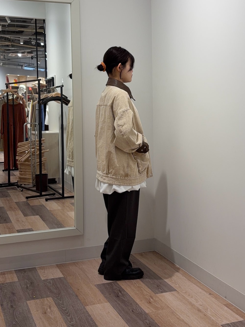 ブラウン系のブルゾン、ホワイト系のTシャツ/カットソー、グレー系のその他パンツを着用したレディースの春コーディネートの2枚目の写真