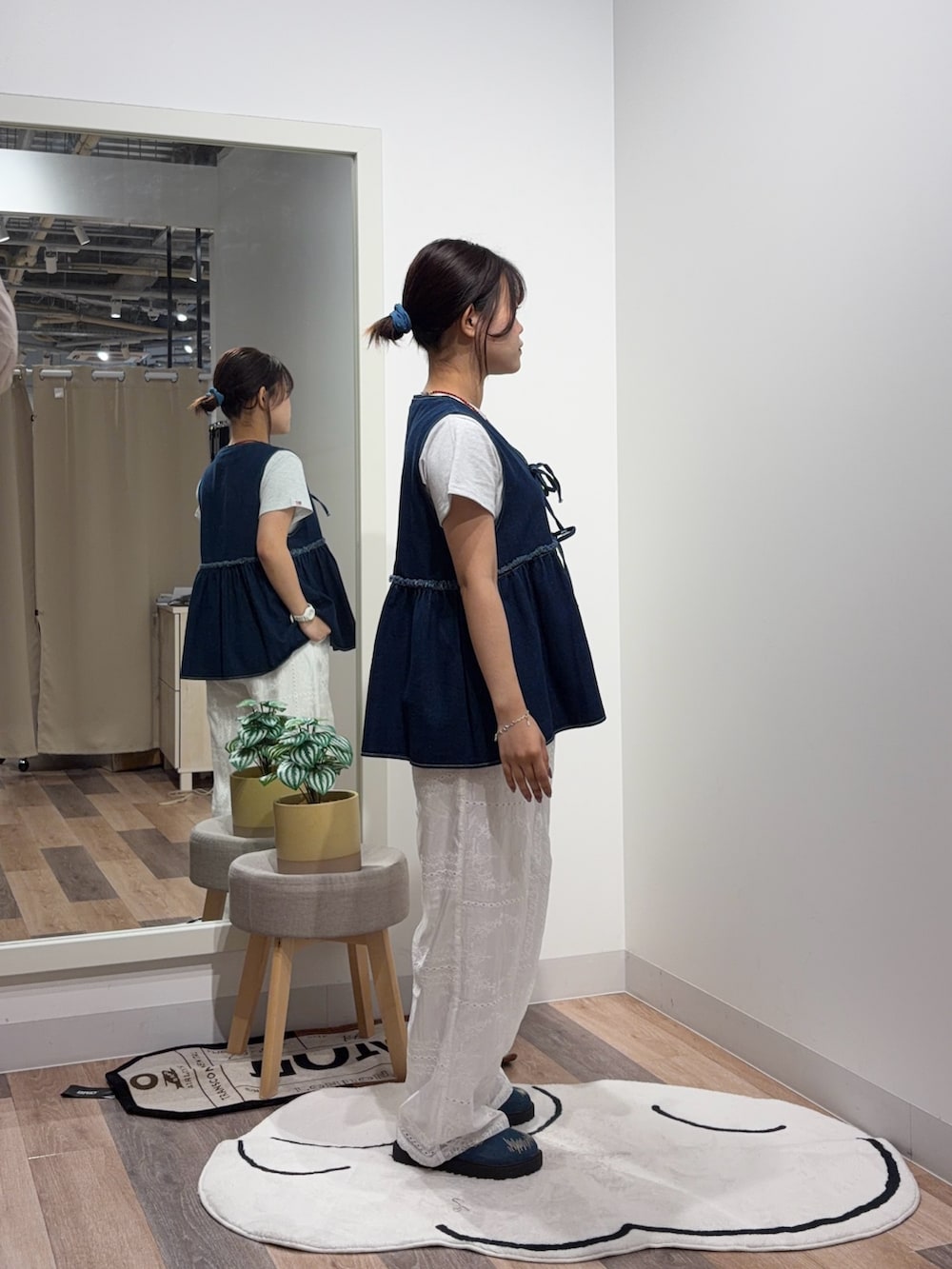 ホワイト系のTシャツ/カットソー、ブルー系のワンピース、ホワイト系のその他パンツを着用したレディースの夏コーディネートの2枚目の写真