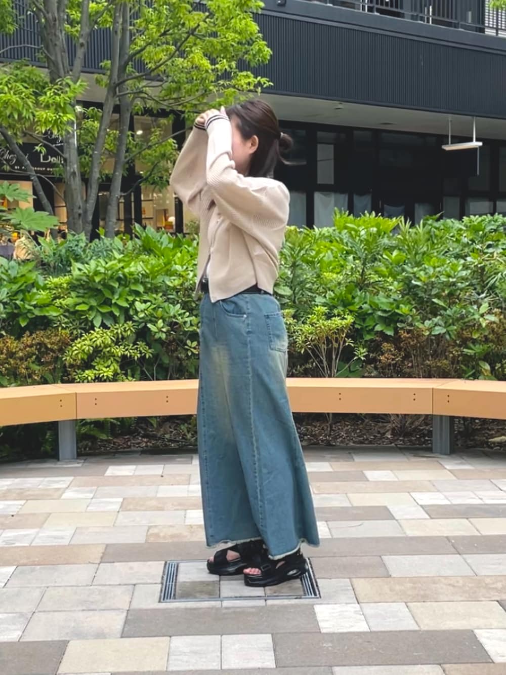 「カジュアル、甘めカジュアル、デニム、デニムスカート、メッシュ、メッシュカーディガン」｜「CPCMのデニムマーメイドスカート（スカート、ブルー系）」を使った、みおさん（骨格ストレート・レディース・155cm）の夏コーディネートの2枚目の写真