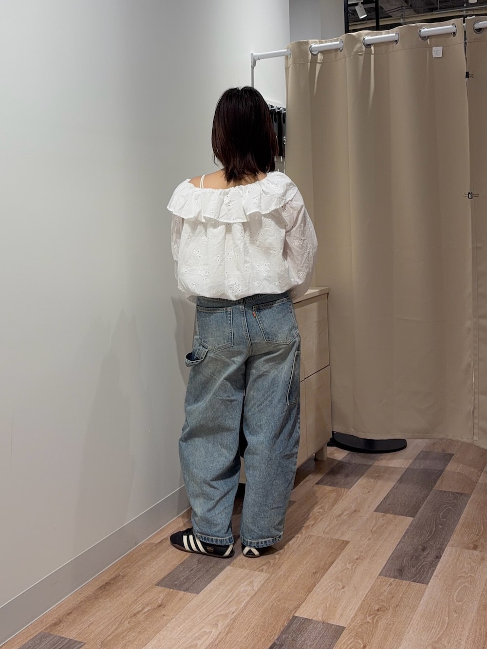 ホワイト系のシャツ/ブラウス、ブルー系のデニムパンツ、ブラウン系のトートバッグを着用したレディースの春コーディネートの3枚目の写真