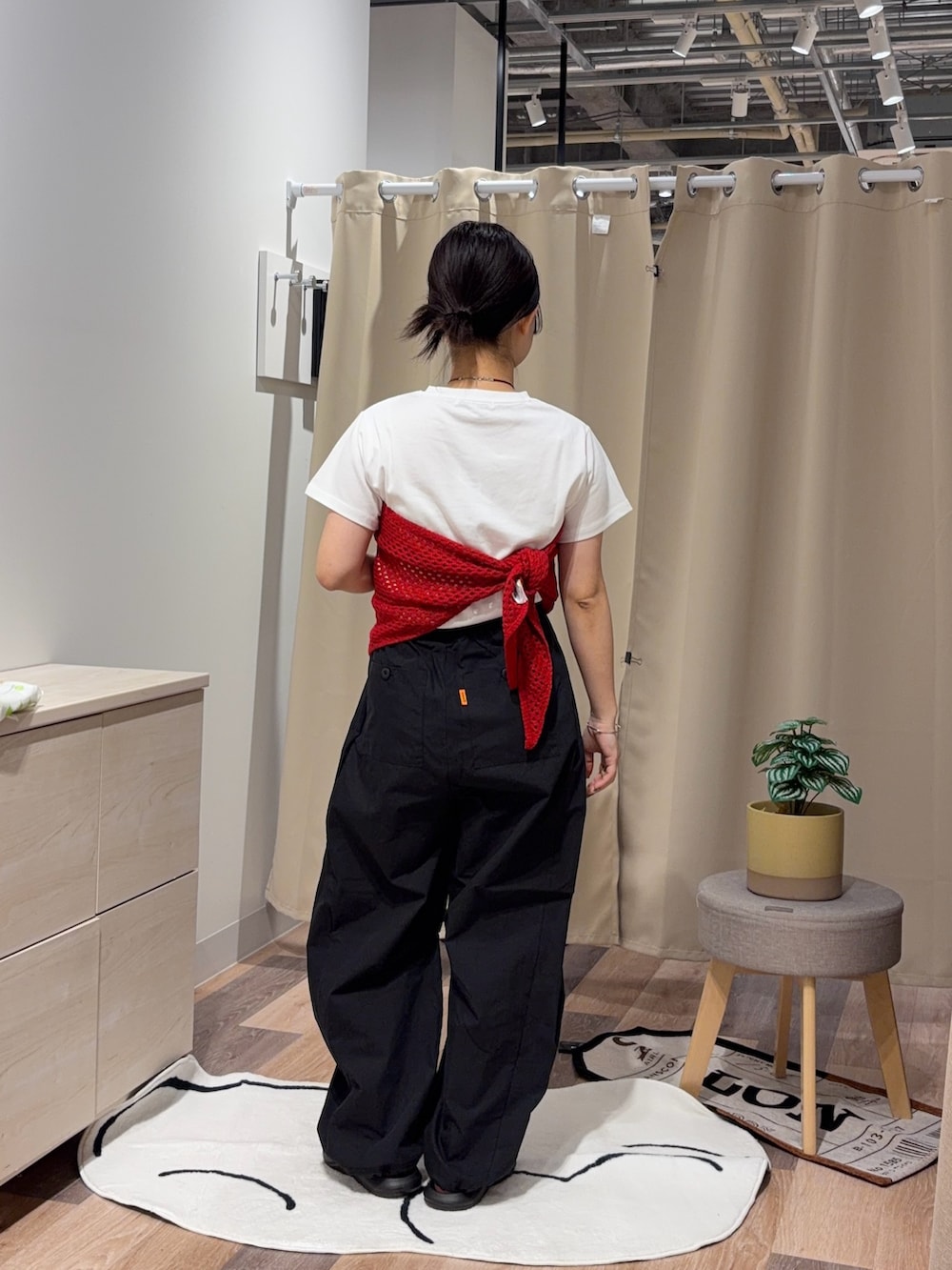 ホワイト系のTシャツ/カットソー、ブラック系のその他パンツ、レッド系のバンダナ/スカーフを着用したレディースの夏コーディネートの3枚目の写真
