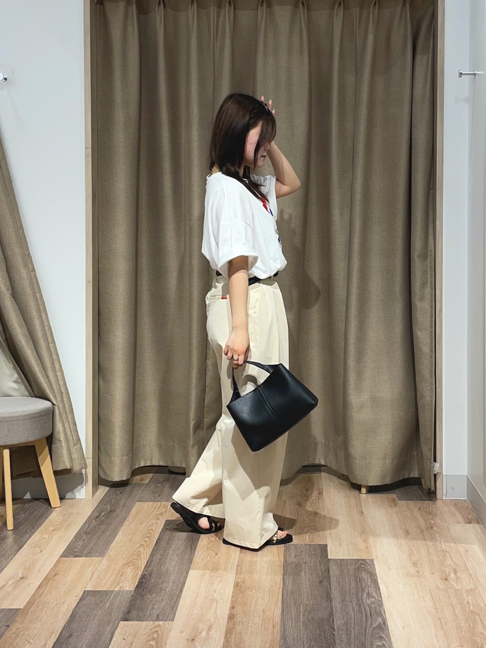 ホワイト系のTシャツ/カットソー、ホワイト系のその他パンツを着用したレディースの夏コーディネートの2枚目の写真