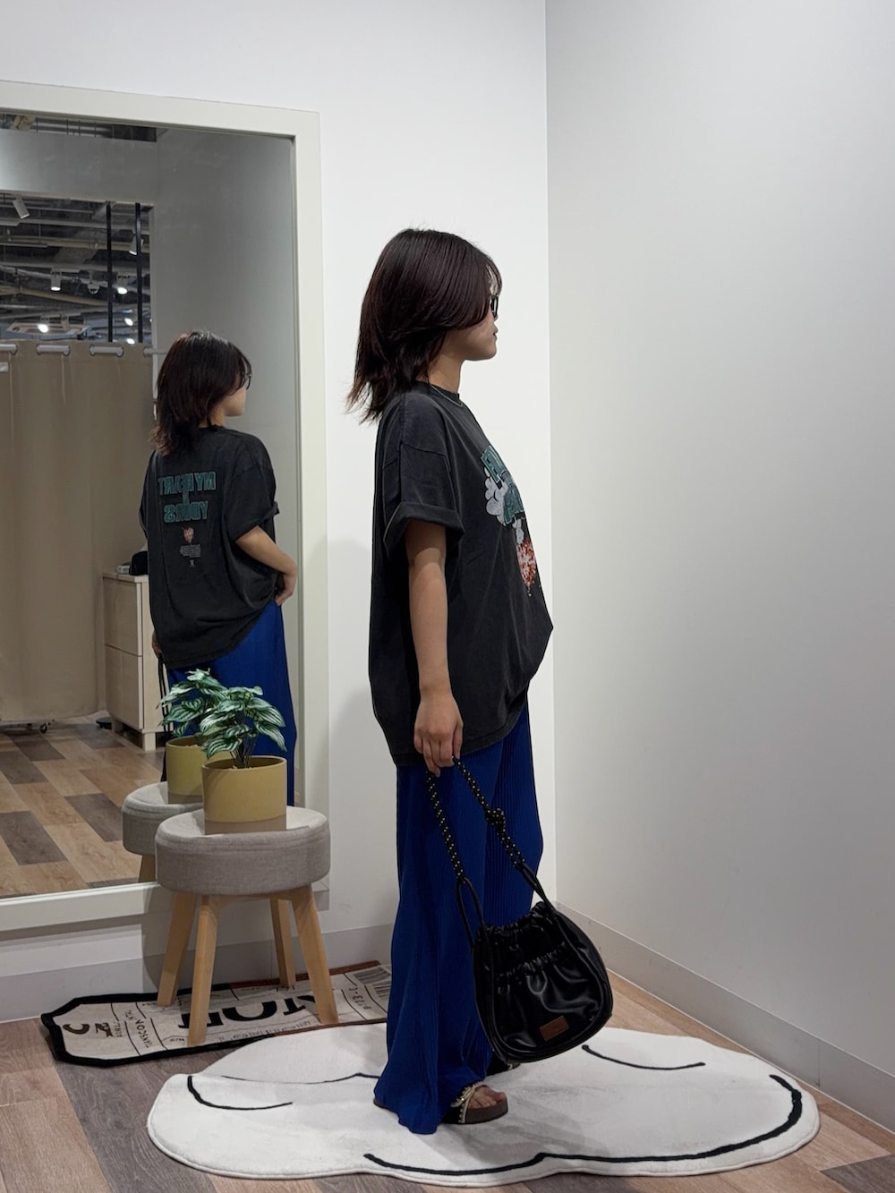 グレー系のTシャツ/カットソーを着用したレディースの夏コーディネートの2枚目の写真