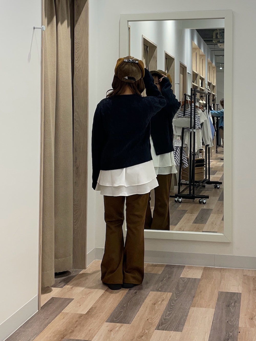 ブルー系のカーディガン/ボレロ、ブラック系のその他パンツ、ホワイト系のTシャツ/カットソーを着用したレディースの秋コーディネートの3枚目の写真