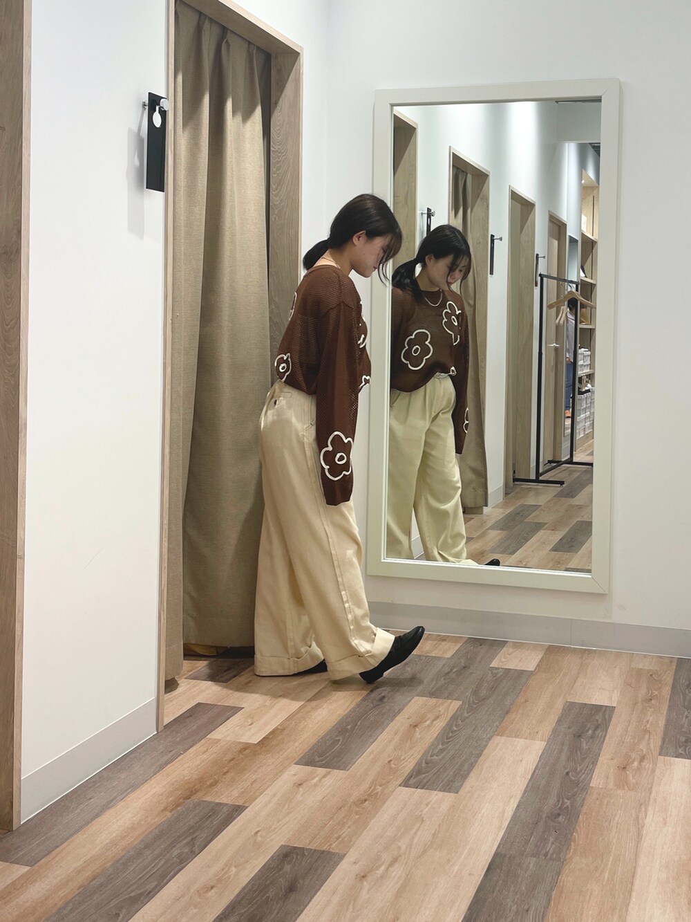 「カジュアル、チノパン、メッシュ、メッシュニット、ローファー」｜「CPCMのコード刺繍花柄メッシュニット（ニット/セーター、ブラウン系）」を使った、みおさん（骨格ストレート・レディース・155cm）の夏コーディネートの2枚目の写真