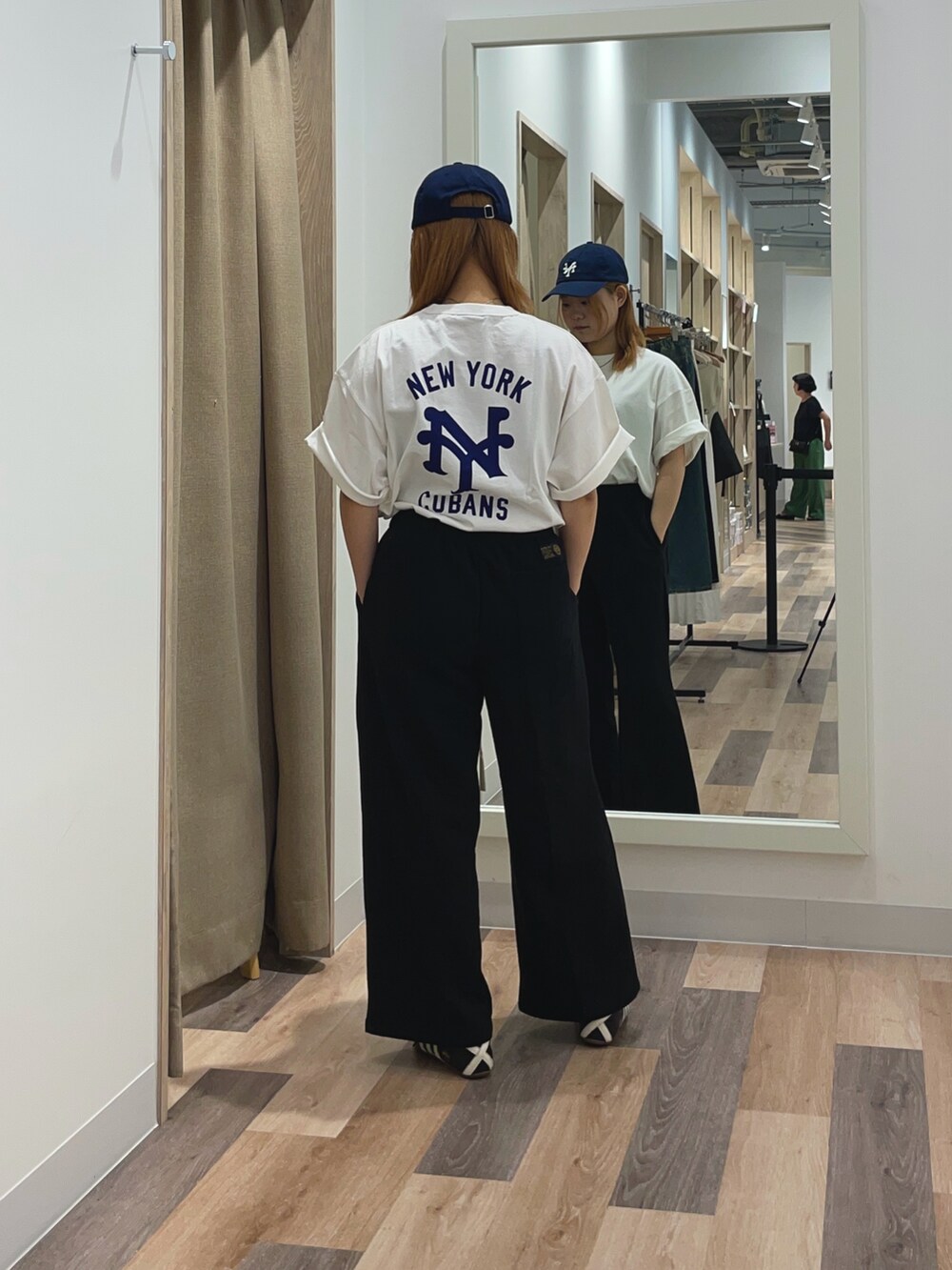 ホワイト系のTシャツ/カットソー、ブラック系のその他パンツ、ブルー系のキャップを着用したレディースの夏コーディネートの3枚目の写真