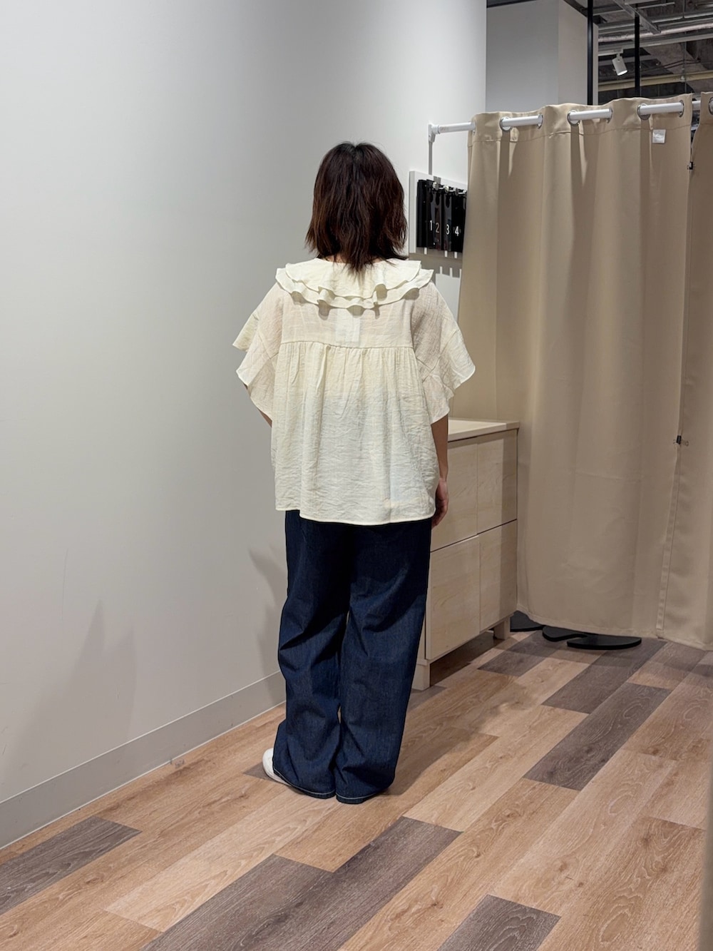 ホワイト系のシャツ/ブラウス、ブルー系のその他パンツを着用したレディースの春コーディネートの3枚目の写真