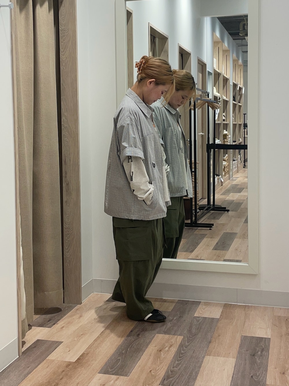 ブラック系のTシャツ/カットソー、グリーン系のカーゴパンツ、ブラック系のシャツ/ブラウスを着用したレディースの夏コーディネートの2枚目の写真