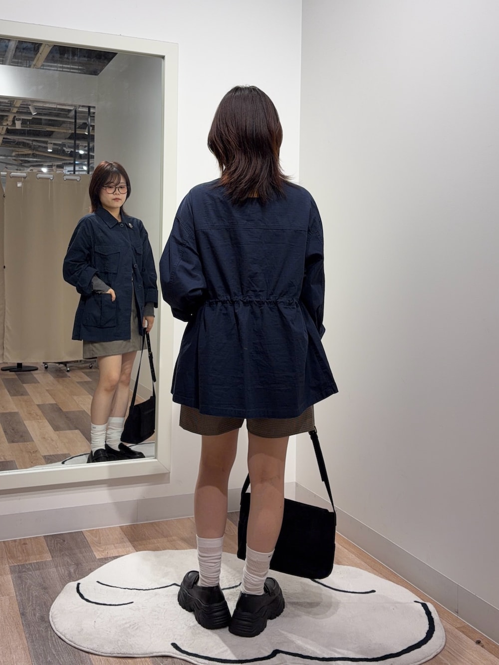 グレー系のTシャツ/カットソー、ブルー系のミリタリージャケットを着用したレディースの秋コーディネートの3枚目の写真