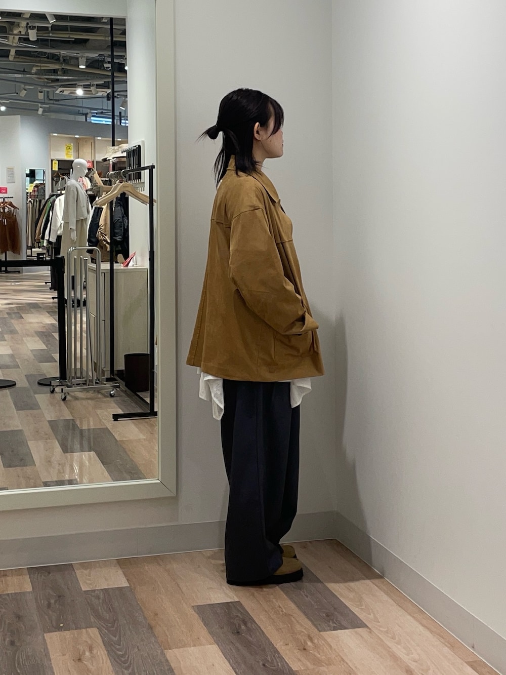 ホワイト系のシャツ/ブラウス、イエロー系のブルゾン、ブラック系のニット/セーターを着用したレディースの冬コーディネートの2枚目の写真