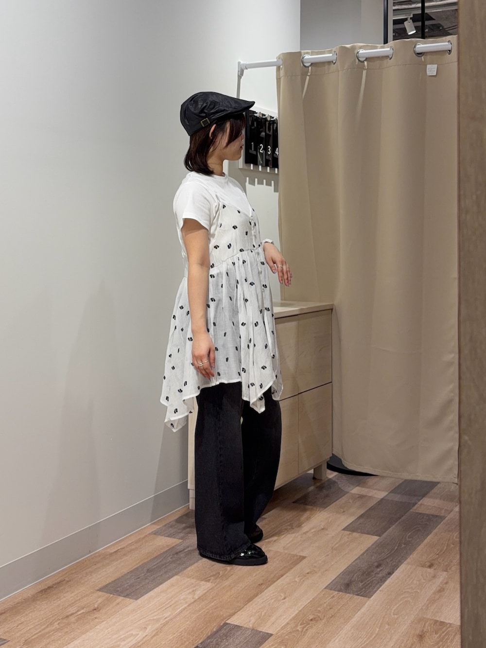 ホワイト系のTシャツ/カットソー、ホワイト系のシャツ/ブラウス、ブラック系のデニムパンツを着用したレディースの春コーディネートの2枚目の写真