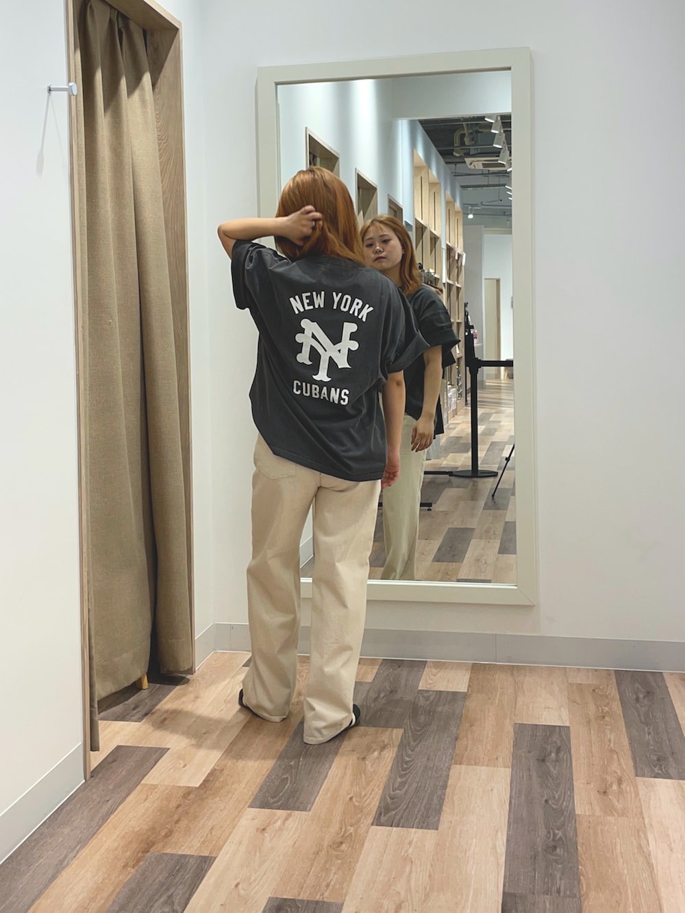 ホワイト系のTシャツ/カットソー、ブラック系のデニムパンツを着用したレディースの夏コーディネートの3枚目の写真