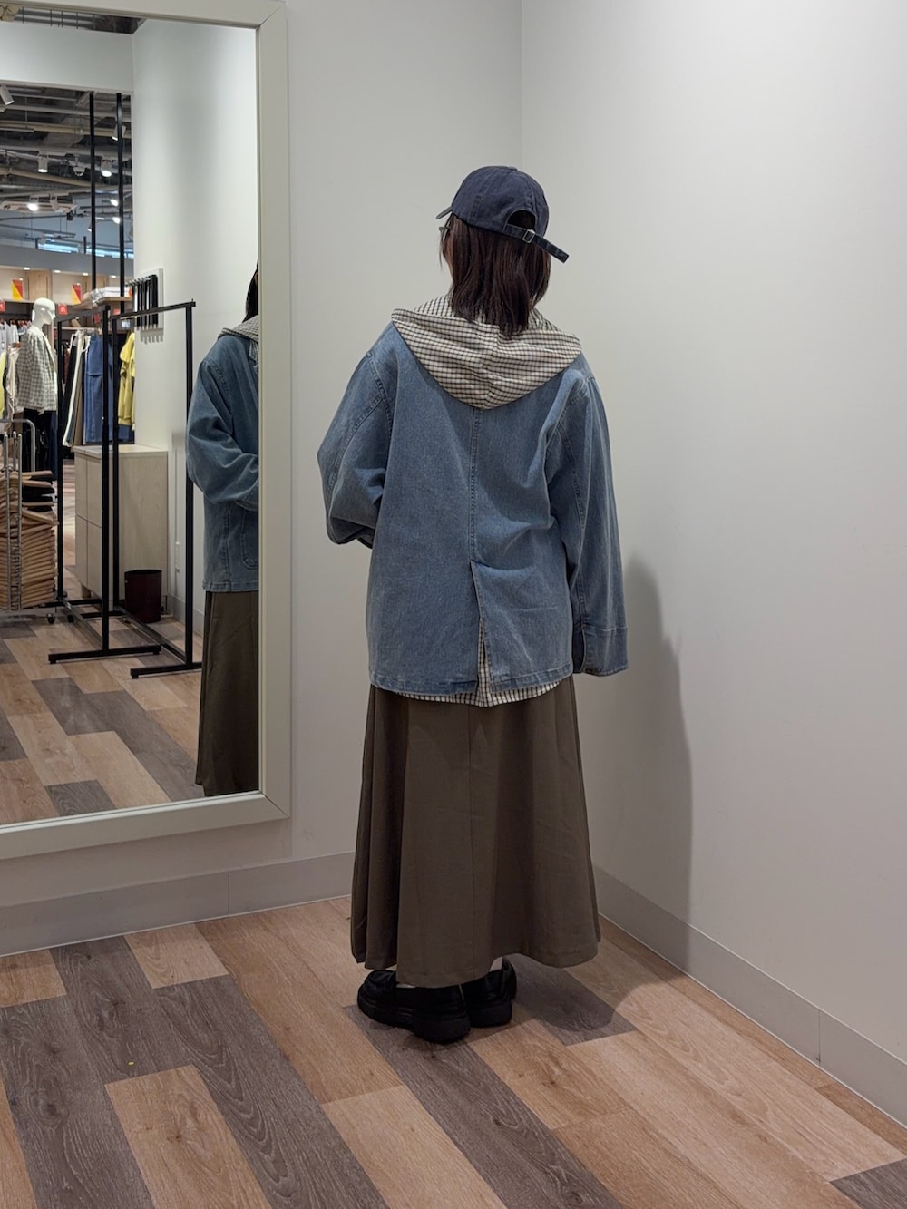 ホワイト系のシャツ/ブラウス、ブルー系のテーラードジャケット、ベージュ系のスカートを着用したレディースの春コーディネートの3枚目の写真