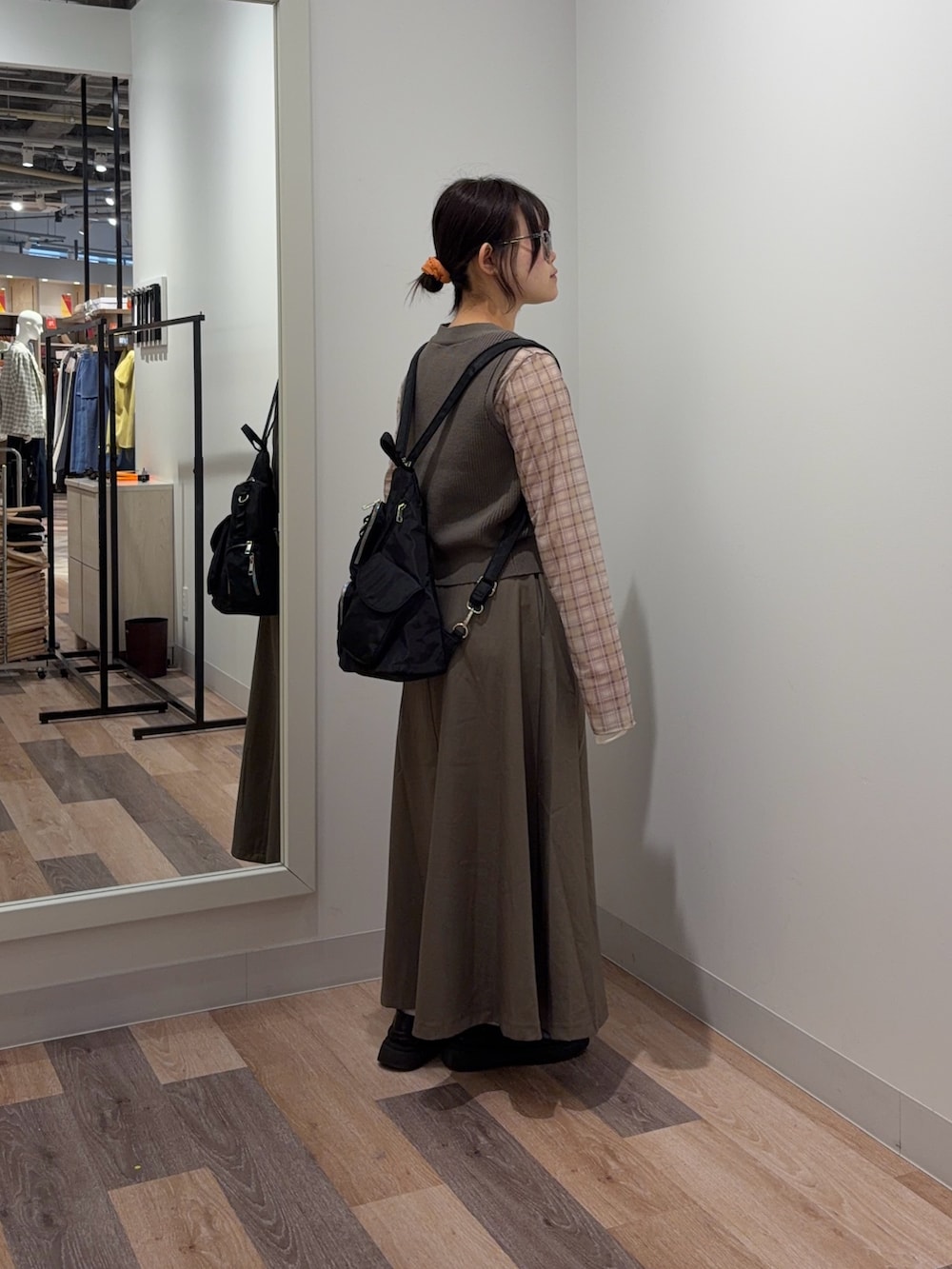 ベージュ系のスカート、ベージュ系のニット/セーターを着用したレディースの春コーディネートの2枚目の写真