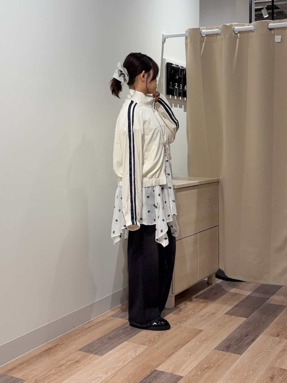 ホワイト系のブルゾン、ホワイト系のシャツ/ブラウス、ブラック系のデニムパンツを着用したレディースの春コーディネートの2枚目の写真