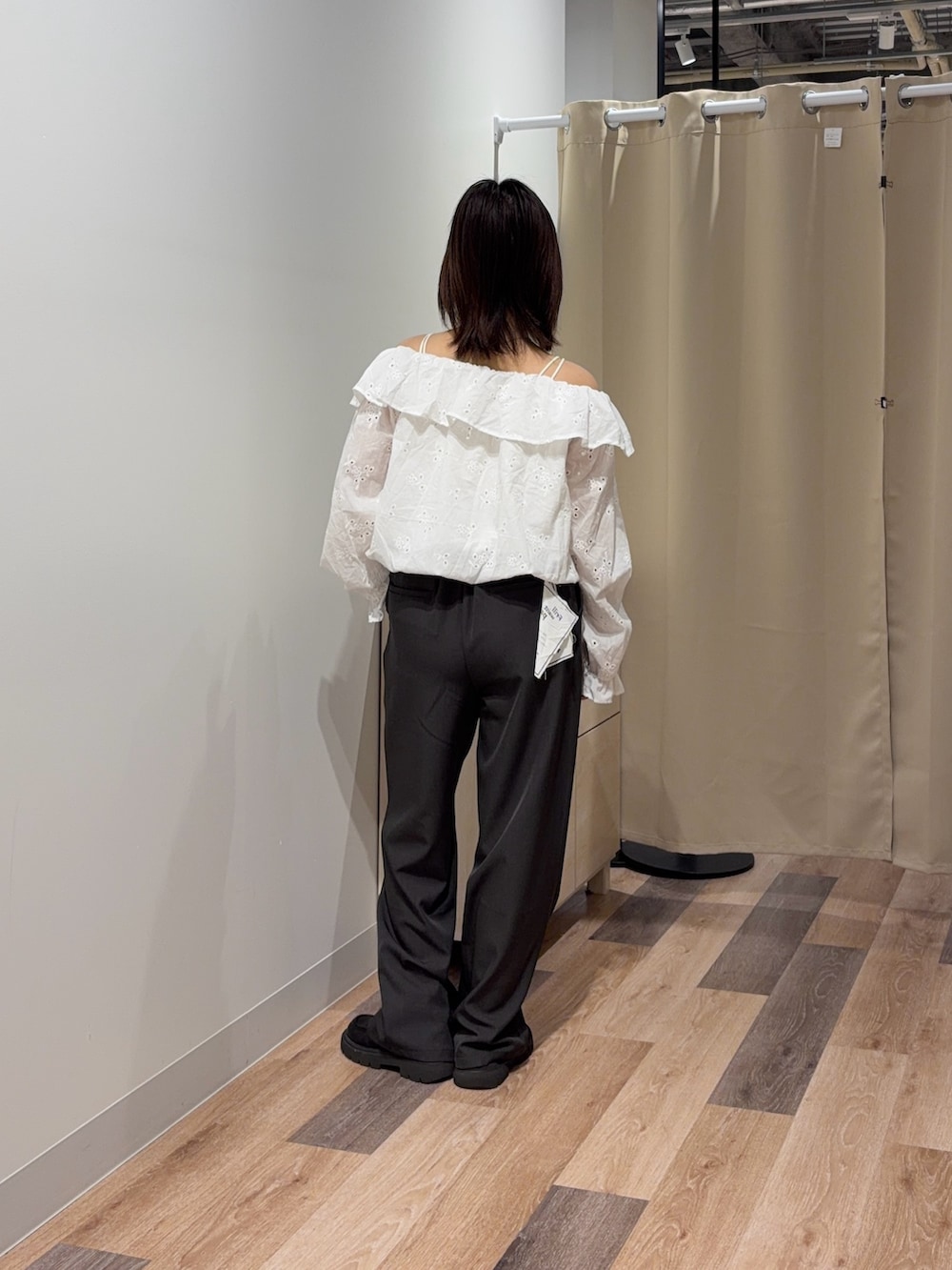 ホワイト系のシャツ/ブラウス、グレー系のその他パンツを着用したレディースの春コーディネートの3枚目の写真