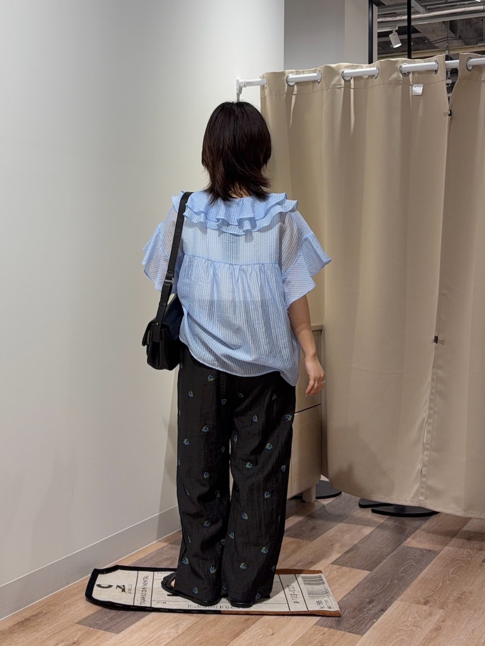 ブルー系のシャツ/ブラウス、ブラック系のその他パンツ、ブラック系のトートバッグを着用したレディースの夏コーディネートの3枚目の写真