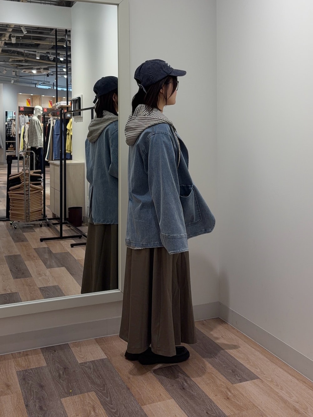 ホワイト系のシャツ/ブラウス、ブルー系のテーラードジャケット、ベージュ系のスカートを着用したレディースの春コーディネートの2枚目の写真