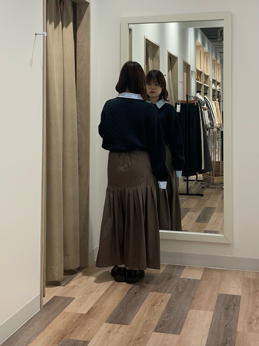 ブルー系のニット/セーターを着用したレディースの冬コーディネートの3枚目の写真