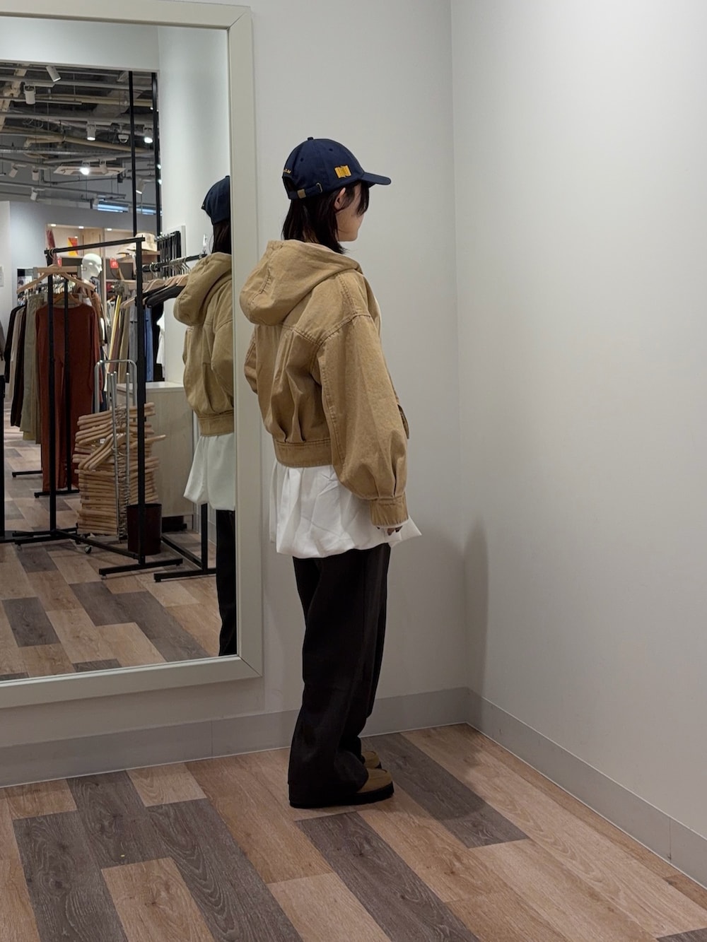 ブラウン系のブルゾン、ホワイト系のTシャツ/カットソー、グレー系のその他パンツを着用したレディースの春コーディネートの2枚目の写真