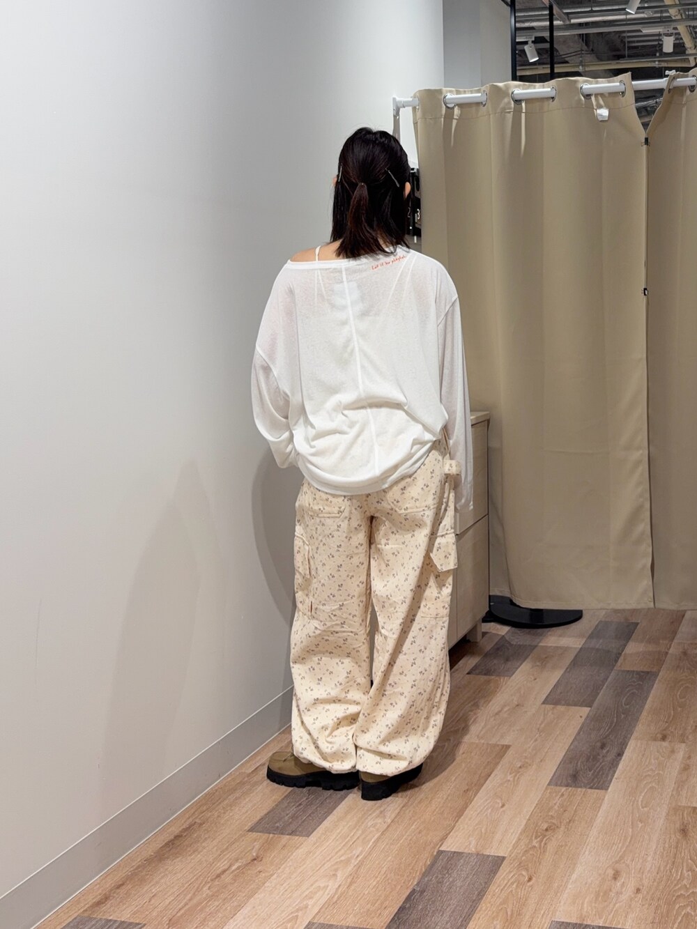 ホワイト系のTシャツ/カットソー、ホワイト系のその他パンツを着用したレディースの春コーディネートの3枚目の写真