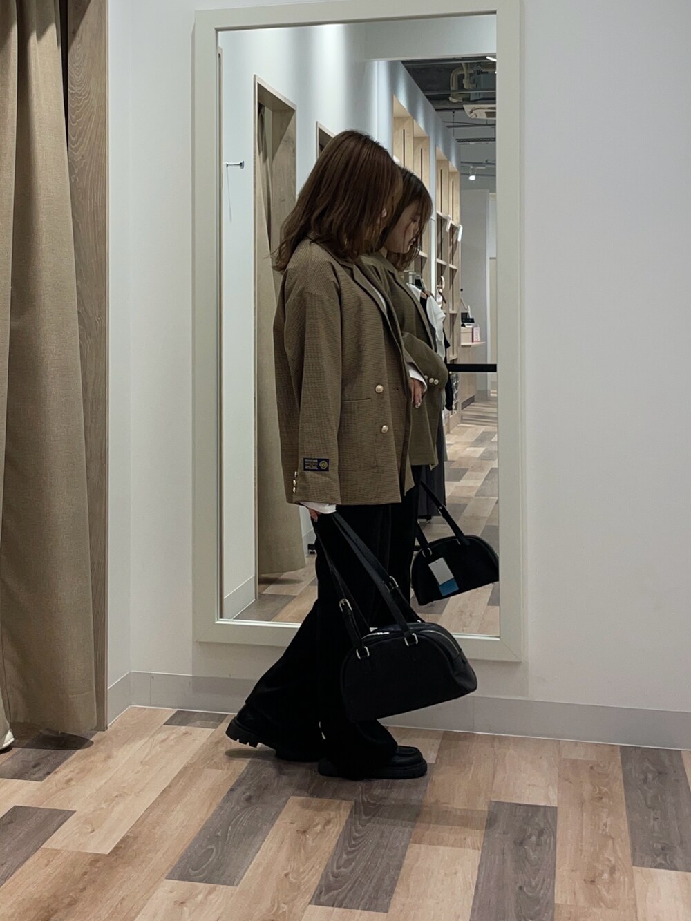 ホワイト系のTシャツ/カットソー、ブラウン系のテーラードジャケット、ブラック系のその他パンツを着用したレディースの秋コーディネートの2枚目の写真