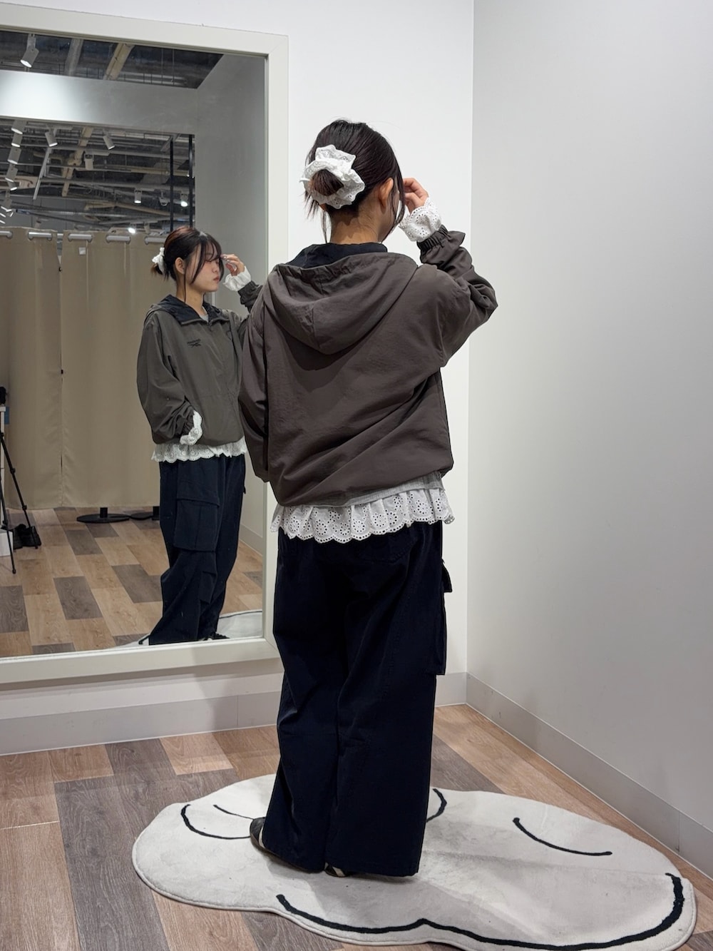 ブラック系のブルゾン、グレー系のTシャツ/カットソー、ブルー系のカーゴパンツを着用したレディースの秋コーディネートの3枚目の写真