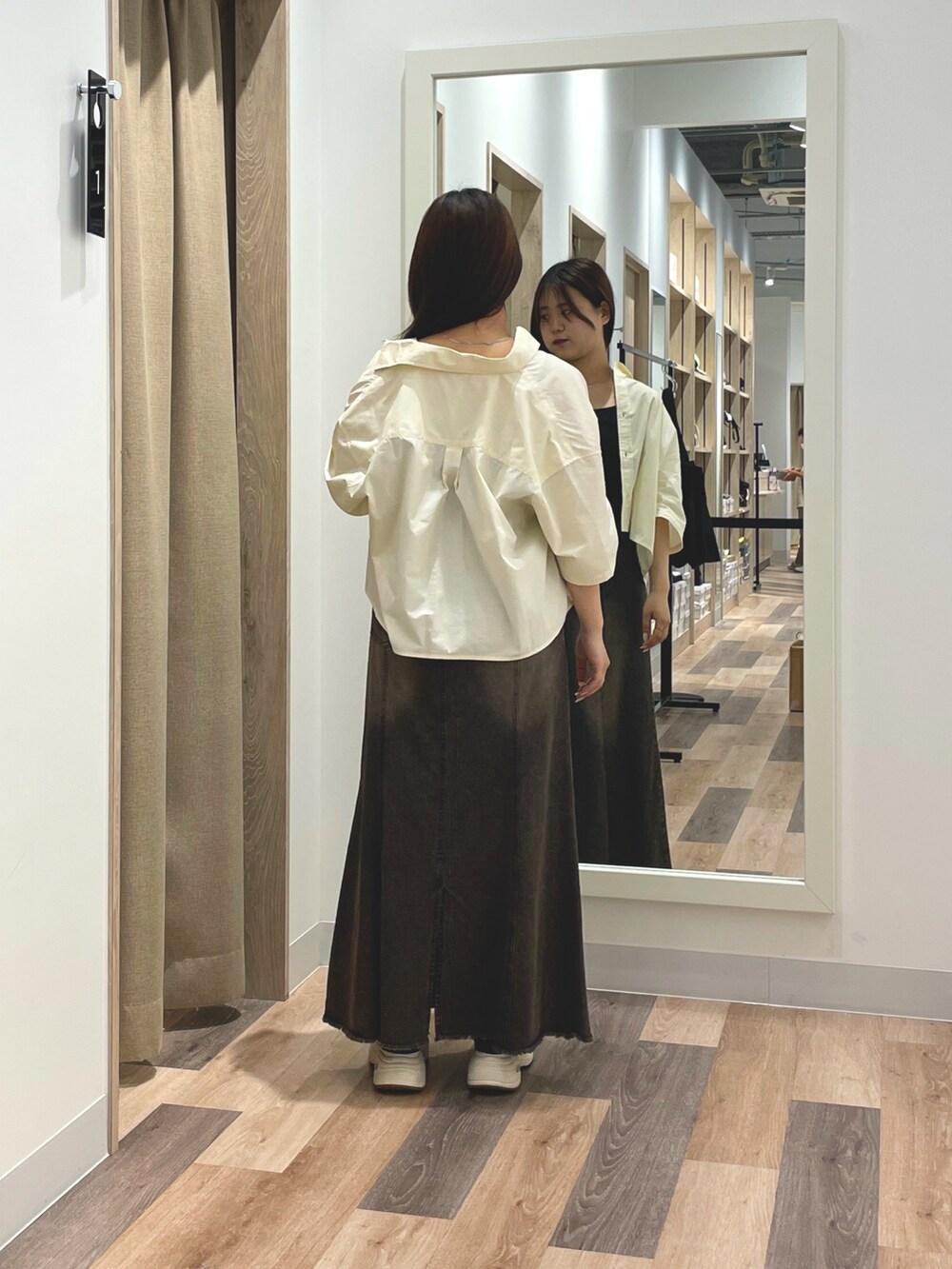 ホワイト系のシャツ/ブラウス、ブラック系のキャミソール、ブラック系のスカートを着用したレディースの夏コーディネートの3枚目の写真