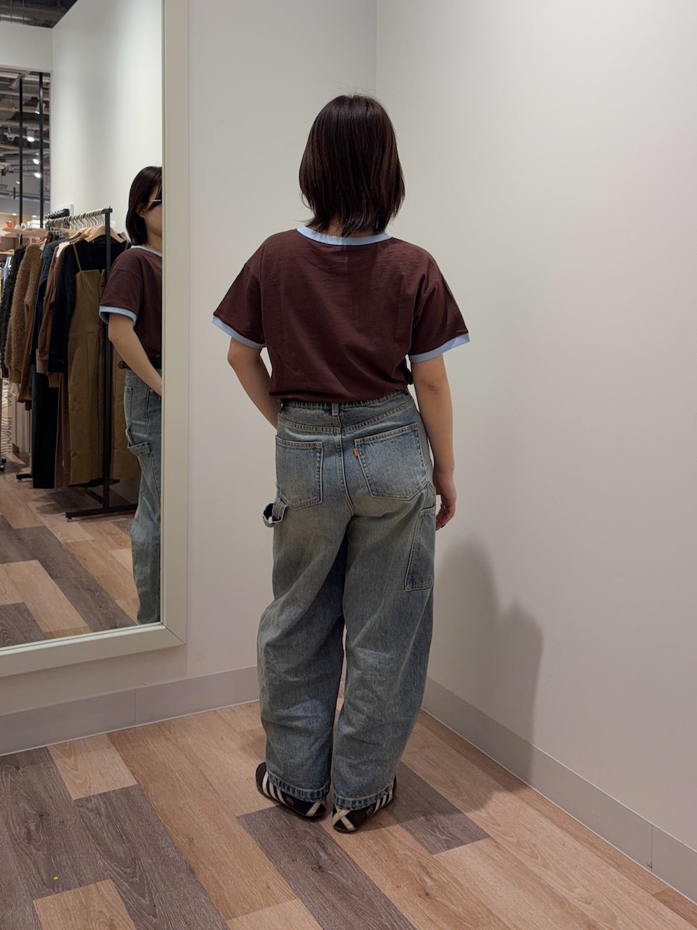 ブラウン系のTシャツ/カットソー、ブルー系のデニムパンツを着用したレディースの春コーディネートの3枚目の写真