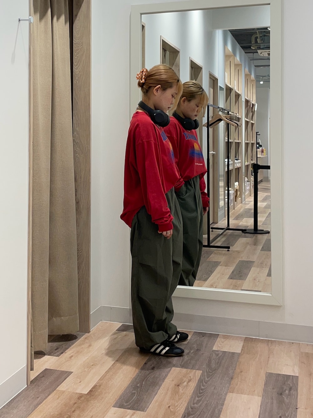 ブラック系のTシャツ/カットソー、ベージュ系のその他パンツを着用したレディースの夏コーディネートの2枚目の写真