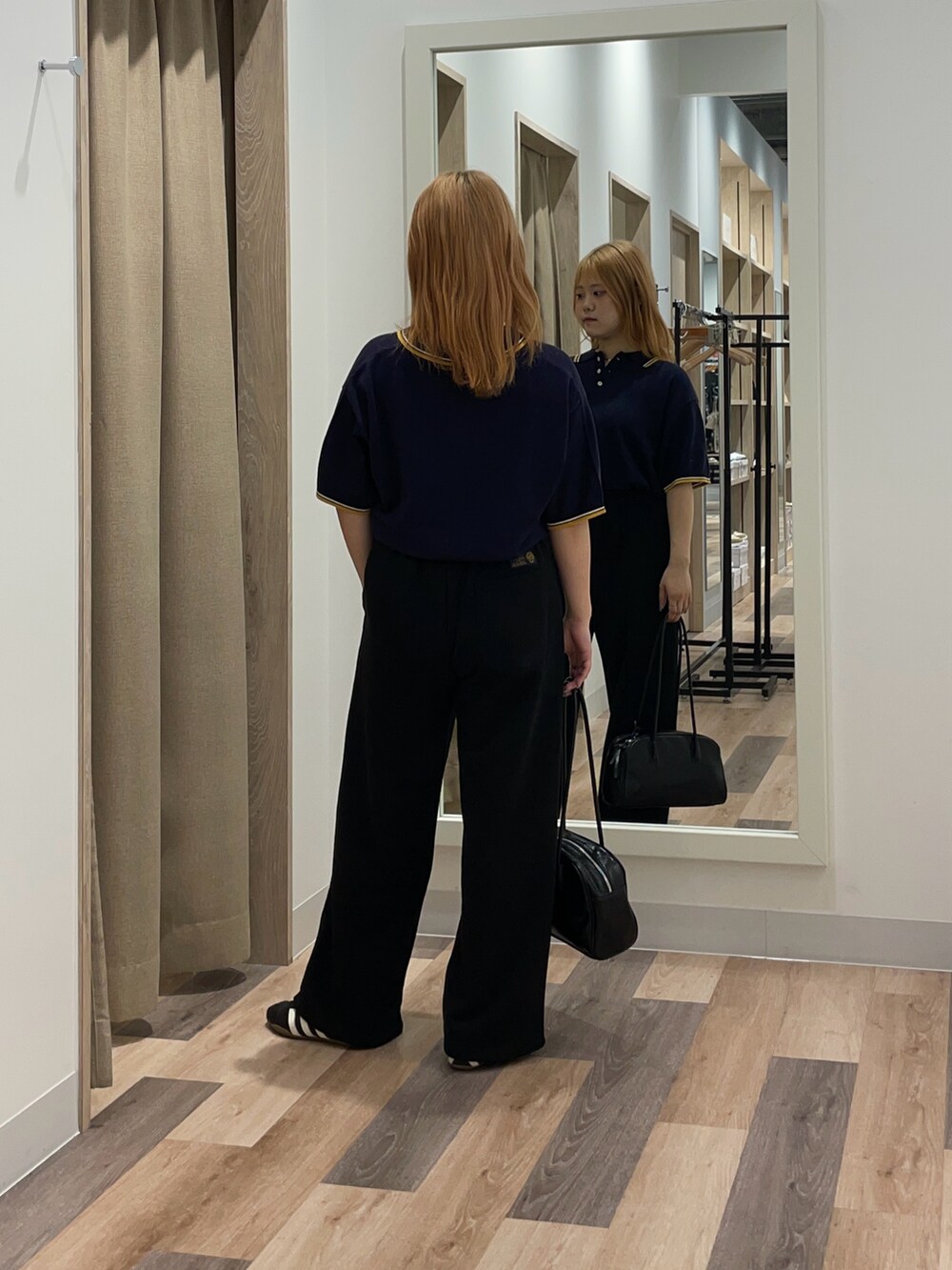 ブルー系のニット/セーター、ブラック系のその他パンツを着用したレディースの夏コーディネートの3枚目の写真