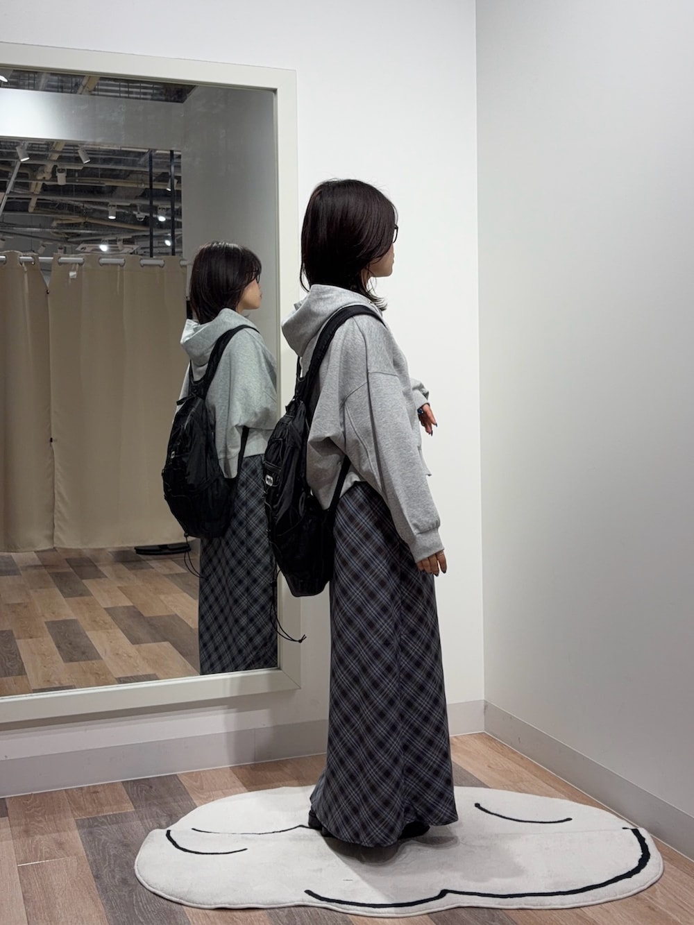 グレー系のパーカー、ホワイト系のTシャツ/カットソー、ブラック系のその他シューズを着用したレディースの秋コーディネートの2枚目の写真