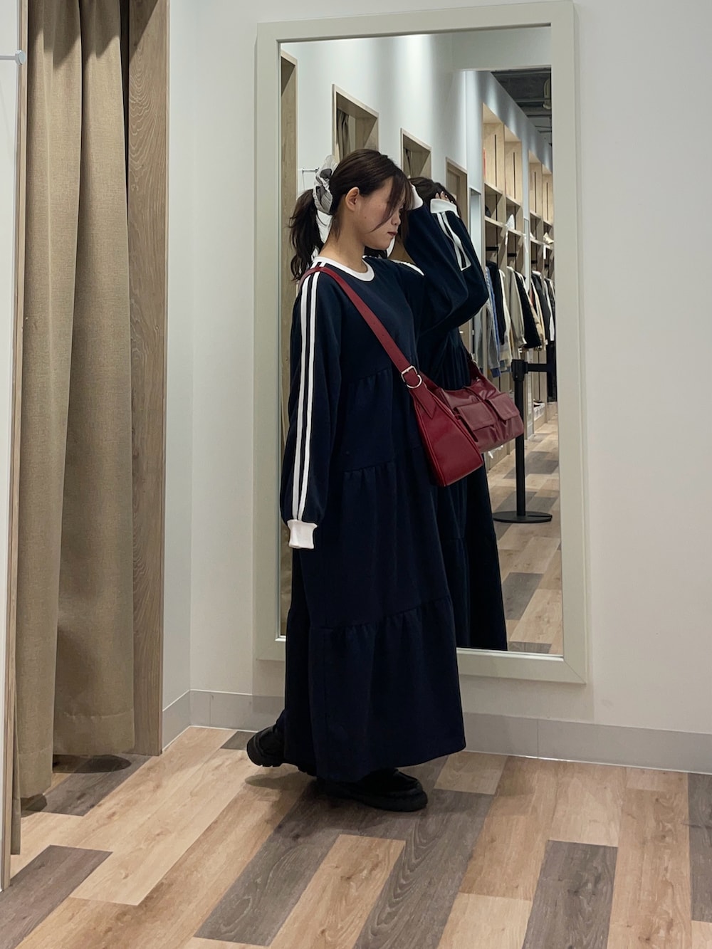 グレー系のワンピースを着用したレディースの秋コーディネートの3枚目の写真