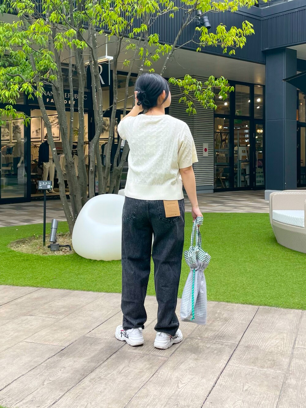 ホワイト系のカーディガン/ボレロ、ブラック系のデニムパンツ、グリーン系のトートバッグを着用したレディースの夏コーディネートの3枚目の写真