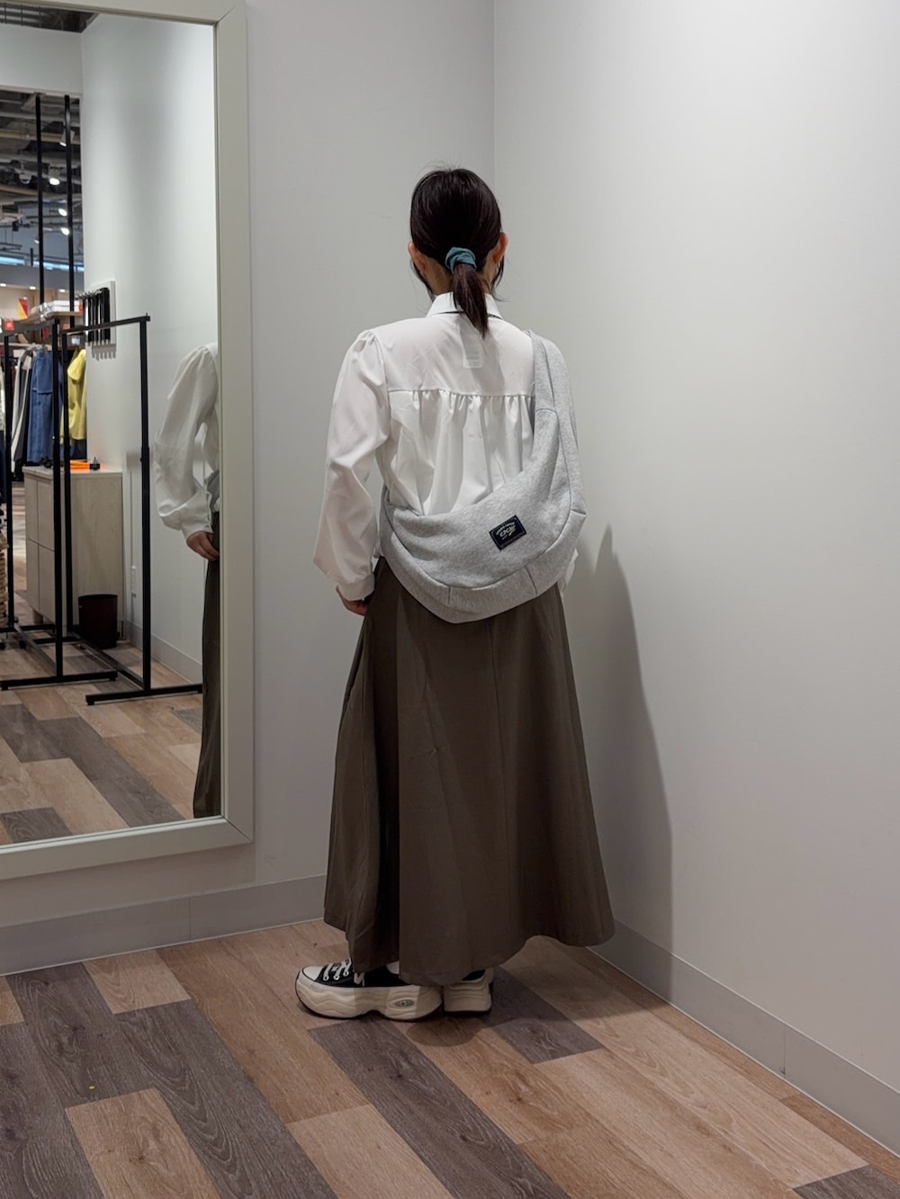 ベージュ系のスカート、ホワイト系のシャツ/ブラウスを着用したレディースの春コーディネートの3枚目の写真